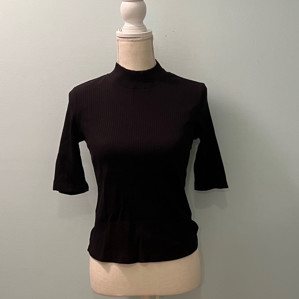 Black ribbed mock neck shirt